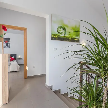 Marilu, Modern With Pool Near The Sea