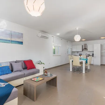 펜션 Marilu, Modern With Pool Near The Sea
