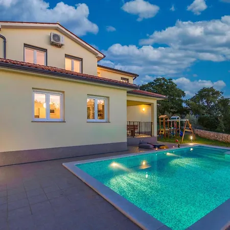 Marilu, Modern With Pool Near The Sea