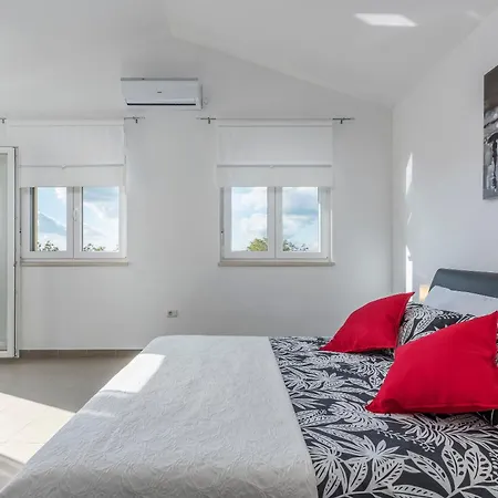 Marilu, Modern With Pool Near The Sea 펜션 Ubasico