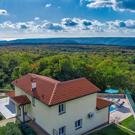 Marilu, Modern With Pool Near The Sea Ubasico