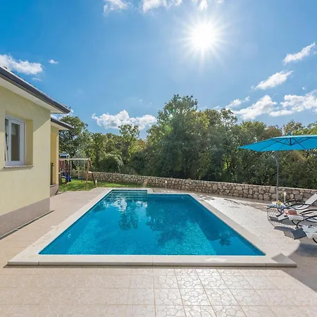 Marilu, Modern With Pool Near The Sea Ubasico