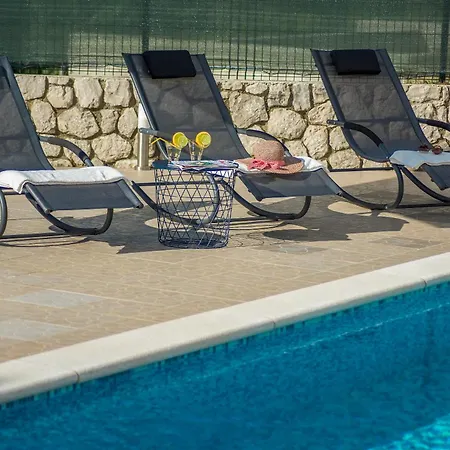 Marilu, Modern With Pool Near The Sea 펜션 Ubasico