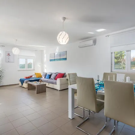 Marilu, Modern With Pool Near The Sea 펜션 Ubasico