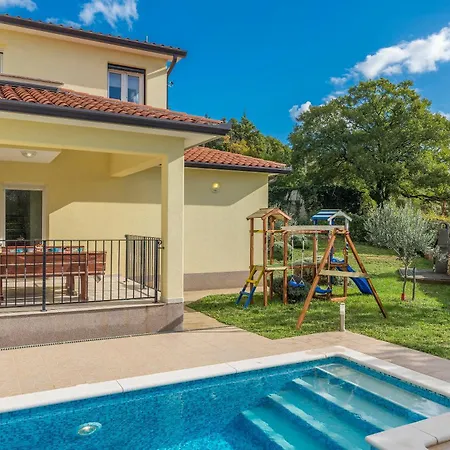 Marilu, Modern With Pool Near The Sea Ubasico