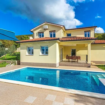 Marilu, Modern With Pool Near The Sea
